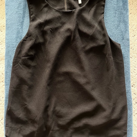 Black Sleeveless Top - Picture 1 of 2